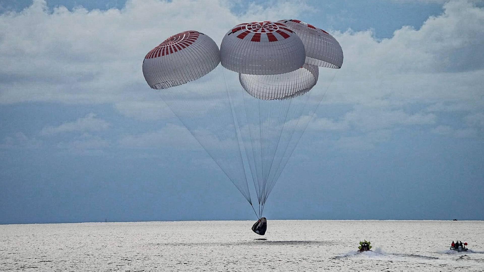 Гражданский экипаж SpaceX успешно вернулся на Землю