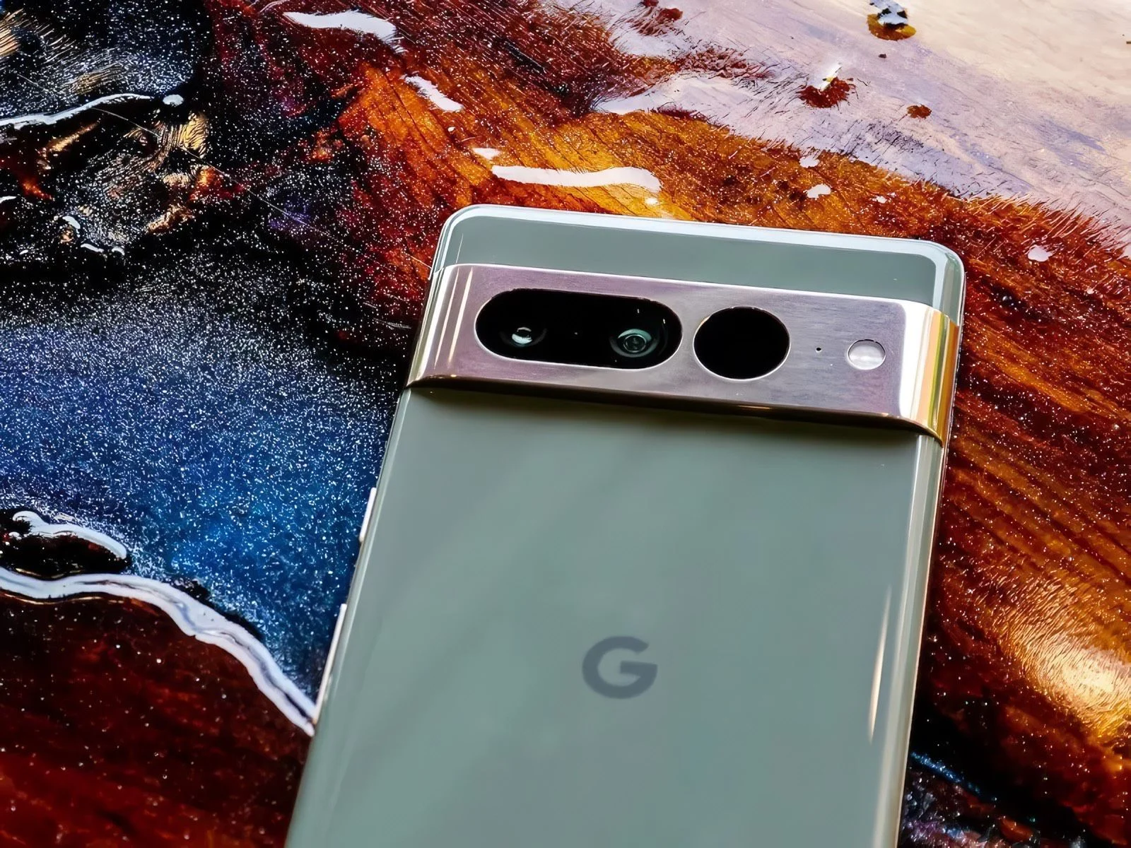Google Pixel 8 Pro appears in spy photos. The release date of the device has also become known.