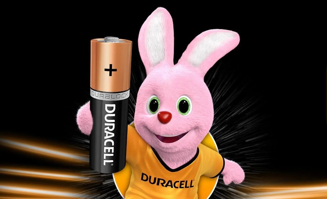 Вышла зарядная станция от Duracell. Она имеет форму большой батарейки