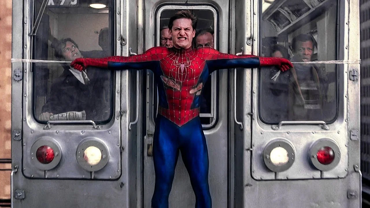 Игрок попробовал остановить поезд в Marvel's Spider-Man 2, как во втором «Человеке-пауке» с Тоби Магуаером
