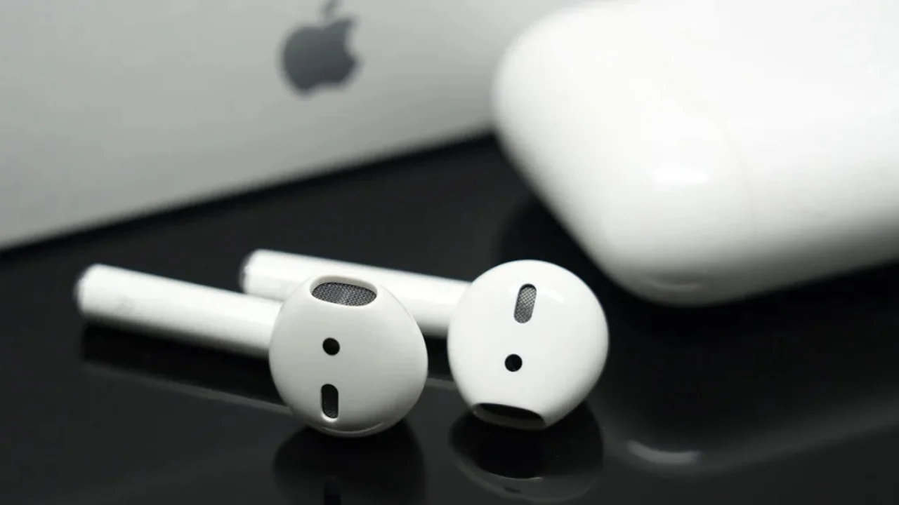 Expert: Apple will release budget wireless headphones AirPods Lite before the end of the year