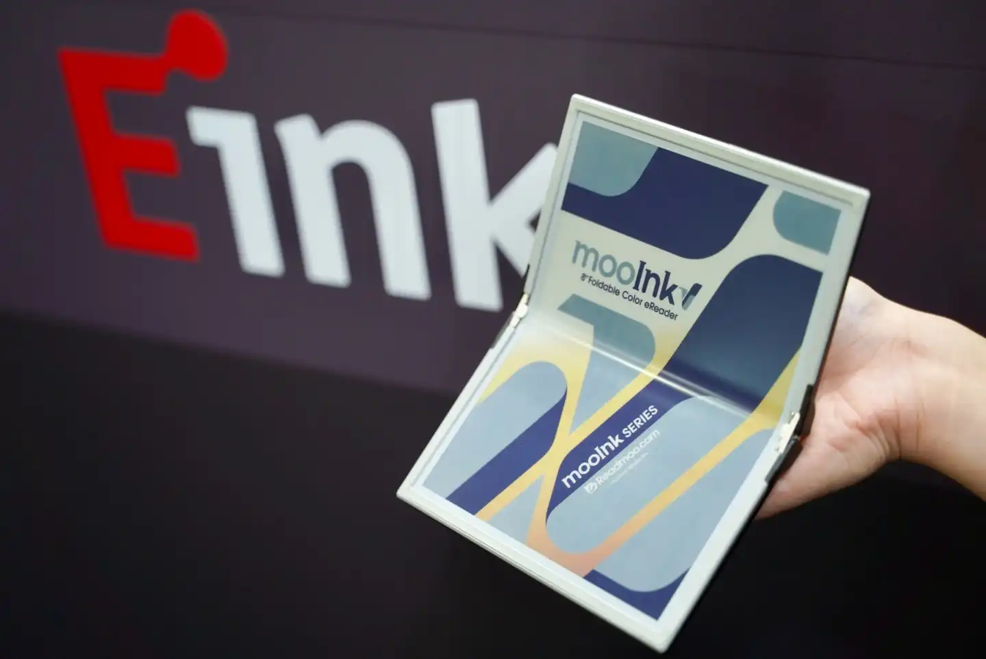 Readmoo Unveils World's First Foldable E-Reader With Color Display