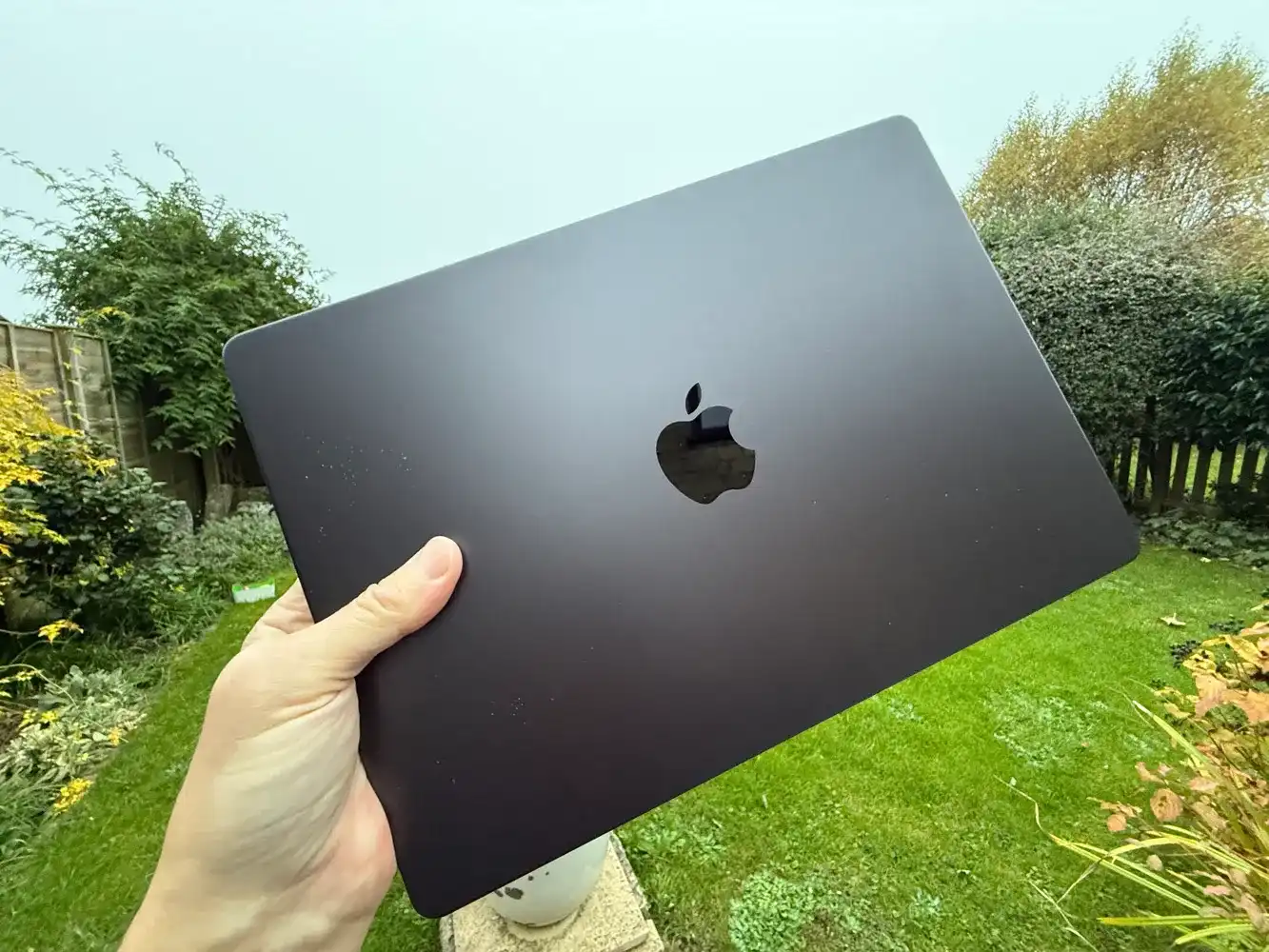 Apple is preparing a MacBook with an OLED screen and a notch in the display