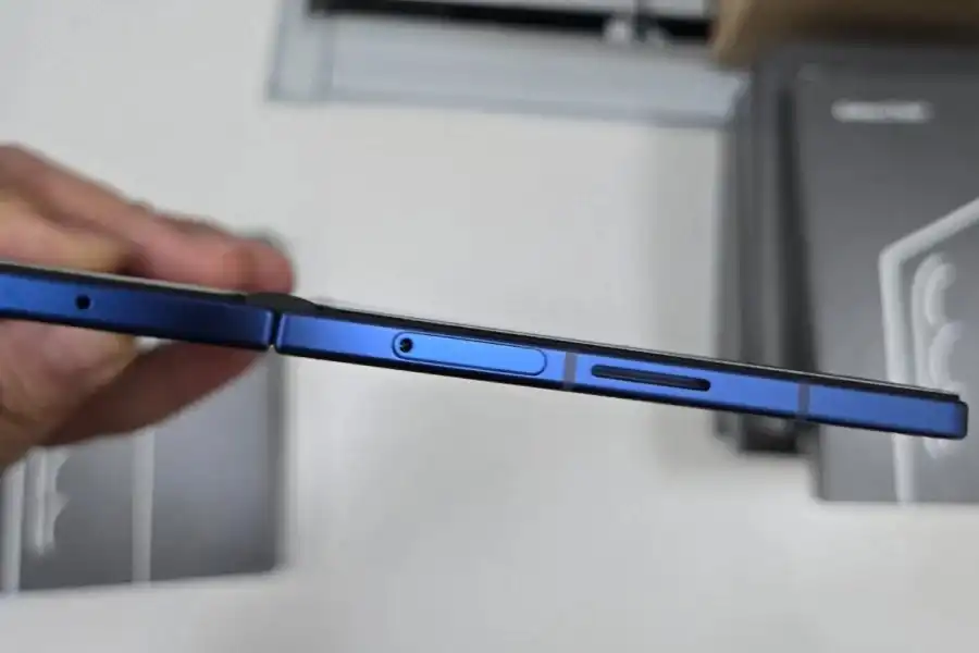 Exclusive photos of the new Samsung Galaxy Z Fold7 in blue have appeared